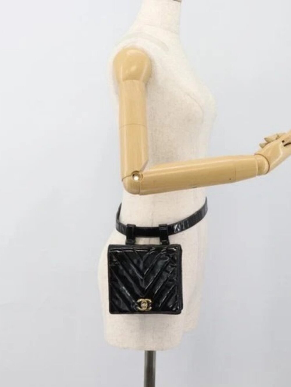 CHANEL V Stitch Waist bag Patent leather Black Gold CC Auth bs18829 - Picture 14 of 16
